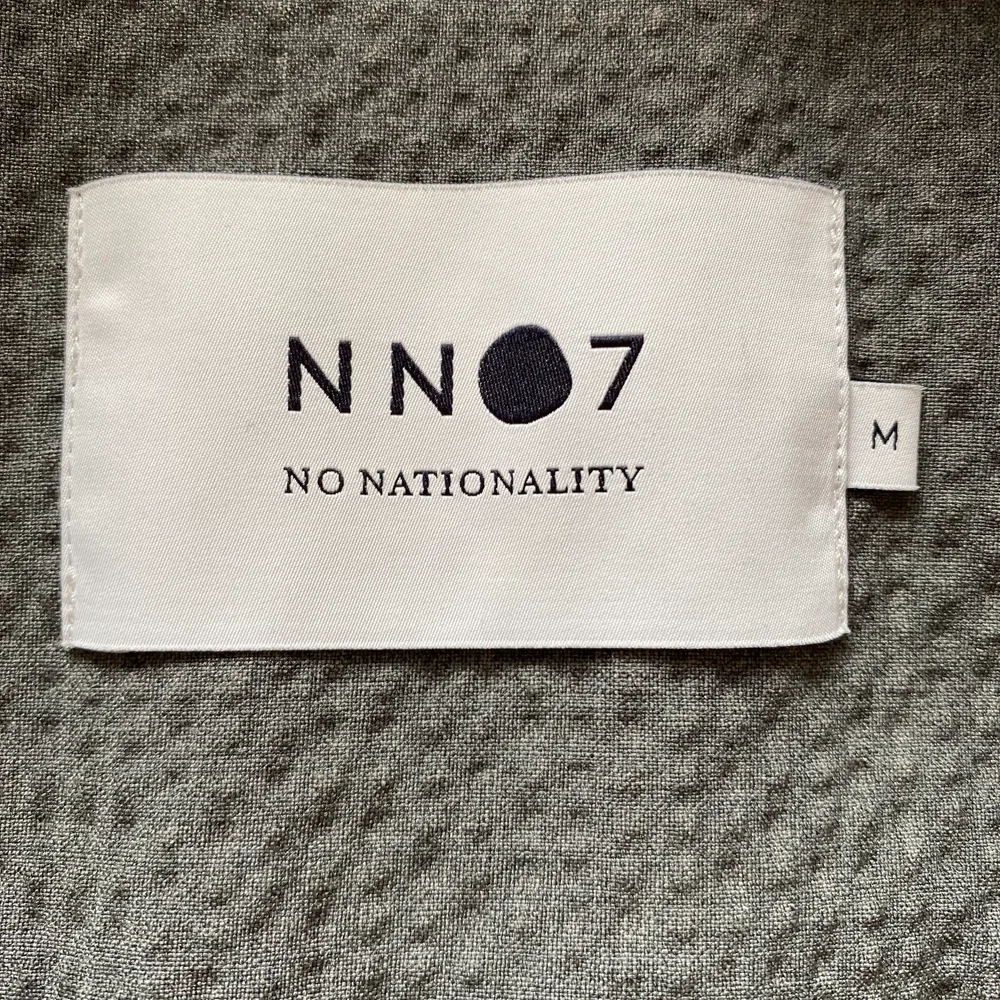 En stilren overshirt från No Nationality i ett tunt seasucker material med dubbel dragkedja. Strl: M  . Skjortor.
