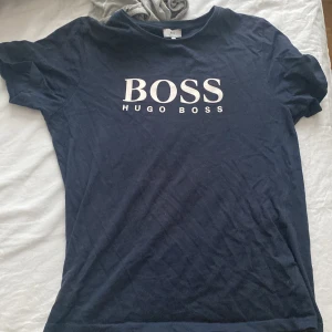 Hugo boss storlek xs - En väldigt fin tröja men passar bra till de som har en normal slum aktig passform. använd ett få gånger