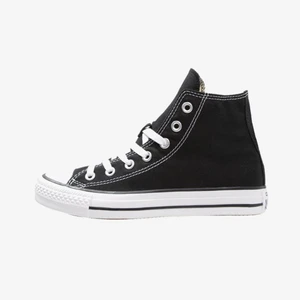 Converse Chuck Taylor All Star - Säljer mina converse eftersom jag inte använder dom som jag trodde jag skulle. Har haft de på ett fåtall gånger, så dom är i bra skick. Str 39. Köpt för 800 på Zalanda, säljer för 450