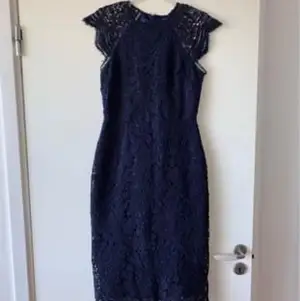 En jättefin marinblå klänning, som hade passat till fester, födelsedagar eller bara en middag ute. Den är bra skick, har använts cirka tre gånger. Inga hål eller skador på den.