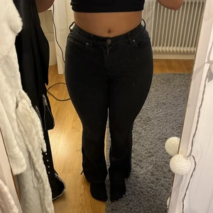 Bootcutjeans, DrDenim - Svarta bootcut jeans i modellen Soniq från DrDenim. Dom har en klippt slit nere vid foten 💗