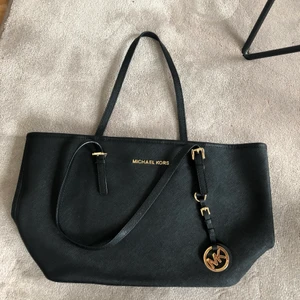 Michael kors väska - Liten svart väska från Michael kors. I den lilla modellen. Äkta.