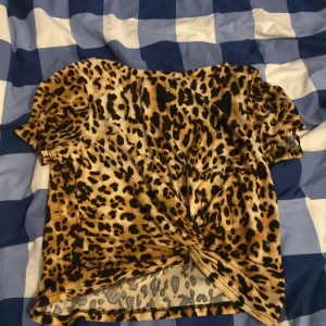 Vanlig topp - Använd typ 1 gång. Säljer den för 30 kr (+frakt)