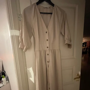 Klänning - Superfin klänning med knyte bak som man kan justera. Väldigt flexibel i storleken skulle jag säga då man kan justera den. Använt en del men är i helt nyskick. Väldigt skön och perfekt sommarklänning. Beige ton. Passar någon med XS/S och M tror jag