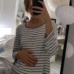 Tröja randig - Mysig tröja som man kan använda till både mjukis och vardags, inte kommit till så mycket användning då jag redan har en massa randigt!❤️