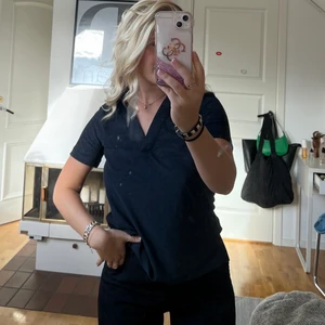 Froté topp - Mörkgrå t-shirt i frotté tyg från hm  Stl Xs