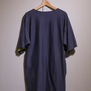 Dark blue cotton. dress from COS with large short sleeves, inside the dress has a nice, mustard-yellow color. Feels comfortable, in perfect condition. 