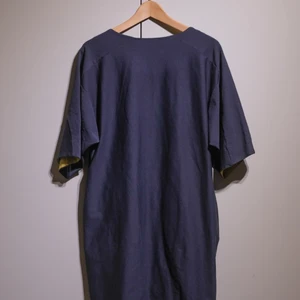 Blue dress COS - Dark blue cotton. dress from COS with large short sleeves, inside the dress has a nice, mustard-yellow color. Feels comfortable, in perfect condition. 