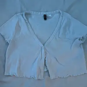 En liten vit kofta som man kan ha över ett linne till exempel från divided H&M. Säljer pga att den ej kommer till användning längre!❤️