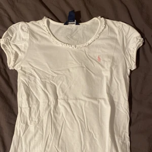 Ralph luren T-shirt  - Ännu en till Ralph luren T-shirt fast i vit med en ljus rosa häst älskar verkligen denna men passar tyvär inte längre, den är en xl barnmodell som motsvarar s/xs.  