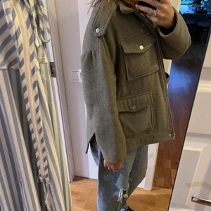 Grå höstjackan! - Köpt på Gina Trocot för något år sedan men är sjukt snygg och trendig! Den har inga defekter över huvudtaget! Orginalpris 1000kr ❤️  