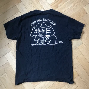 Junkyard skateshop t-shirt - Snygg svart junkyard skateshop t shirt storlek L men sitter som M
