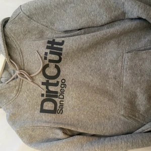 Dirtcult hoodie stl M - En hoodie från dirtcult, gott skick och inga defekter på loggan/trycket! Det är en stl M men liten så stl så skulle säga mer som S