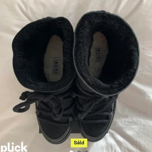 Skor - Säljer mina Inuikiiskor som jag köpte här på plick förra året (lånade bilder). Skorna har en inbyggd klack och är i storlek 40 men passar utmärkt för mig som har storlek 39. Väldigt fina och sköna skor, använt fåtal gånger. Köp direkt för 1500kr!💘