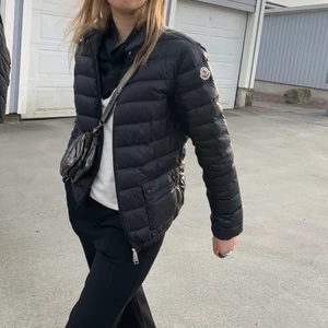 Moncler jacka - Tänkte kolla intresset på min moncler jacka! Köpte den i våras och den är sparsamt använd.  Är sugen på att köpa en ny och därav kollar jag intresset på denna! Om de är någon som har en cardigan som dom hade velat byta denna med får ni gärna skriva! 💕