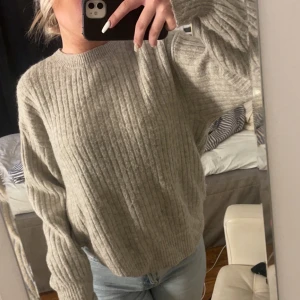 Grå stickad tröja - Säljer min gråa stickade tröja. Den är perfekt till hösten och jättefin. Pris kan diskuteras vid snabbt köp
