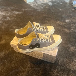 Cdg converse - Säljer mina snygga cdg converse, köpta på Köpenhamns flygplats för ca 3 veckor sedan. Använda 3 gånger