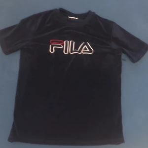 en mjuk fila t-shirt  - det är storlek xxs men passar S inte användt på länge. pris kan självklart diskuteras 