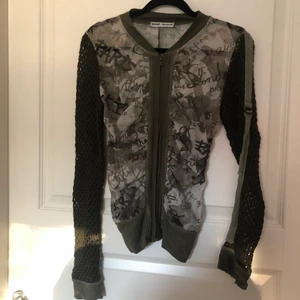 2000s zip-up mesh top  - Bra skick, från märket Zone Bleue. Utan någon lapp så uppfattad storlek är S/M. Köparen står för frakt. Bara att dm:a vid frågor❤️