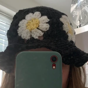 virkad mössa - Handgjord virkad mössa  Svart med vita blommor  Onesize och unisex. Innan 250kr✨