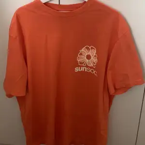 Aldrig använd t-shirt från H&M, i väldigt bra skick. Lite tjockare material, med coolt tryck på baksidan.🧡🧡