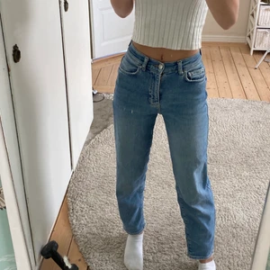 Blå jeans - Ljusblå jeans Mid Rise från ginatrico, jätte bekväma stl 32 knappt använda. Köparen står för frakten!