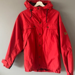 Fjällräven skaljacka  - En fin retro fjällräven skaljacka i super fint skick!  Det står XS i den men skulle gissa att den är från herravdelningen då den är rätt stor.