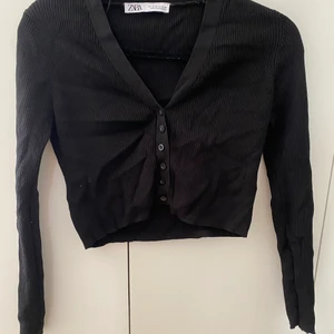 Svart blus från Zara strl S - Jättefin men inte min stil längre. Obs köparen står för frakt.