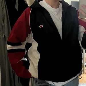 Jacka - En barnjacka som sitter lite löst på mig (strl S). Materialet är som en tjockare windbreaker. Det finns även snöre på botten för att variera mellan passformen.