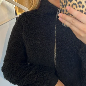 Teddyjacka  - Söt teddyjacka/kofta från Gina Tricot. Endast använd fåtal gånger 💕❤️‍🔥