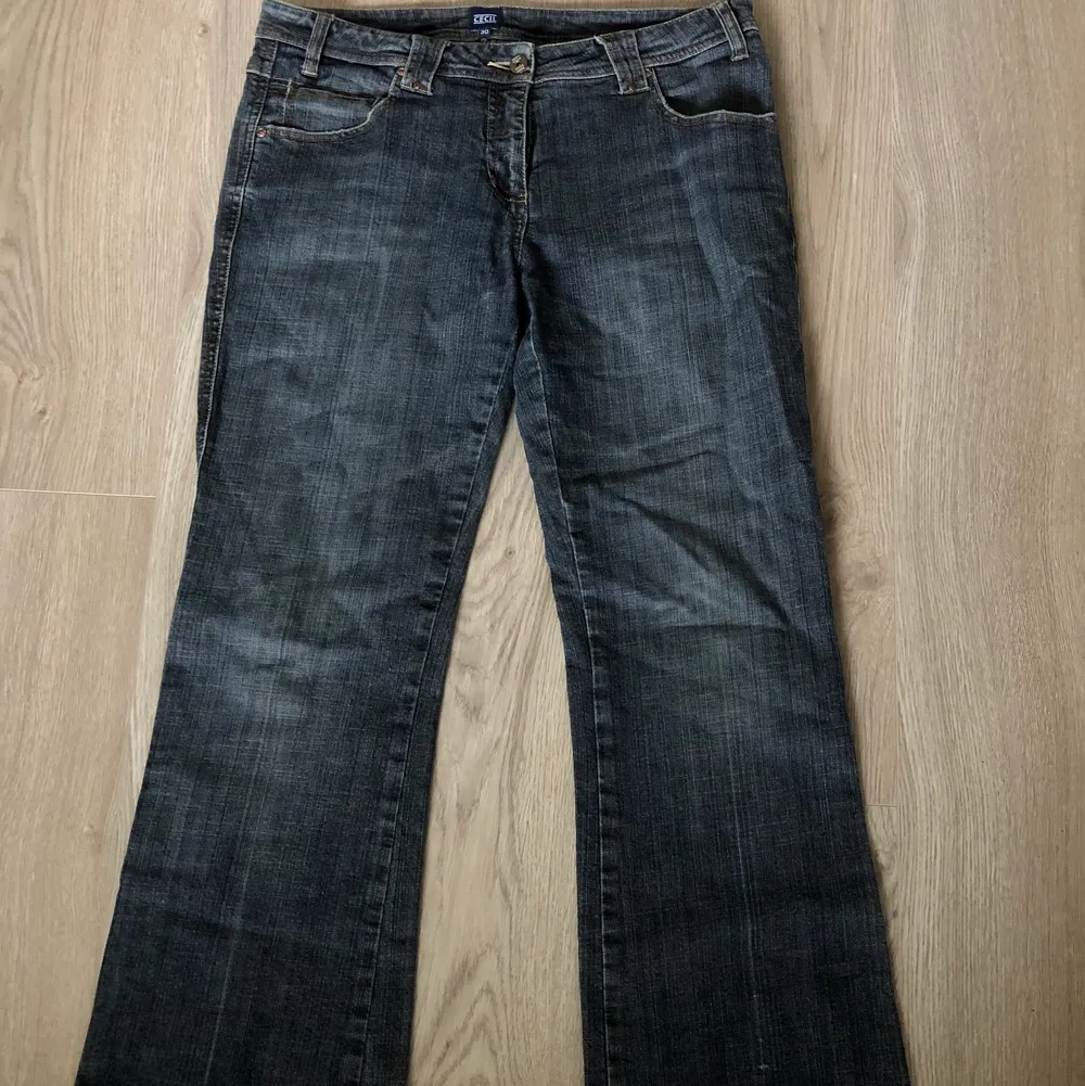 Ett par snygga mörktvättade jeans köpta från Plick (lite för stora för mig). Innerbenslängd: 72 cm, midjan: 41 cm rakt över. (Tryck ej på ”Köp direkt” utan att vi kommit överens om något)☺️(pris kan diskuteras). Jeans & Byxor.