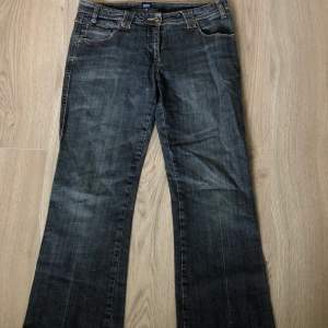 Ett par snygga mörktvättade jeans köpta från Plick (lite för stora för mig). Innerbenslängd: 72 cm, midjan: 41 cm rakt över. (Tryck ej på ”Köp direkt” utan att vi kommit överens om något)☺️(pris kan diskuteras)