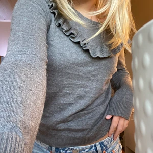 Långärmad tröja storlek xs/s - Fin grå tröja. Använd fåtal gånger och i mycket fint skick. Mästartiteln heter creamie och i storlek 152 motsvarar en xs/s storlek 