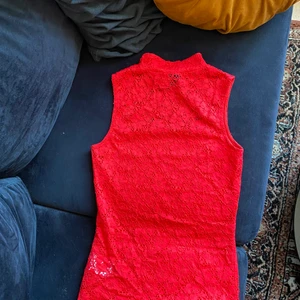 Rött linne  - Den är lite längre än hur jag har använt den på bilderna, har vikt upp den lite 