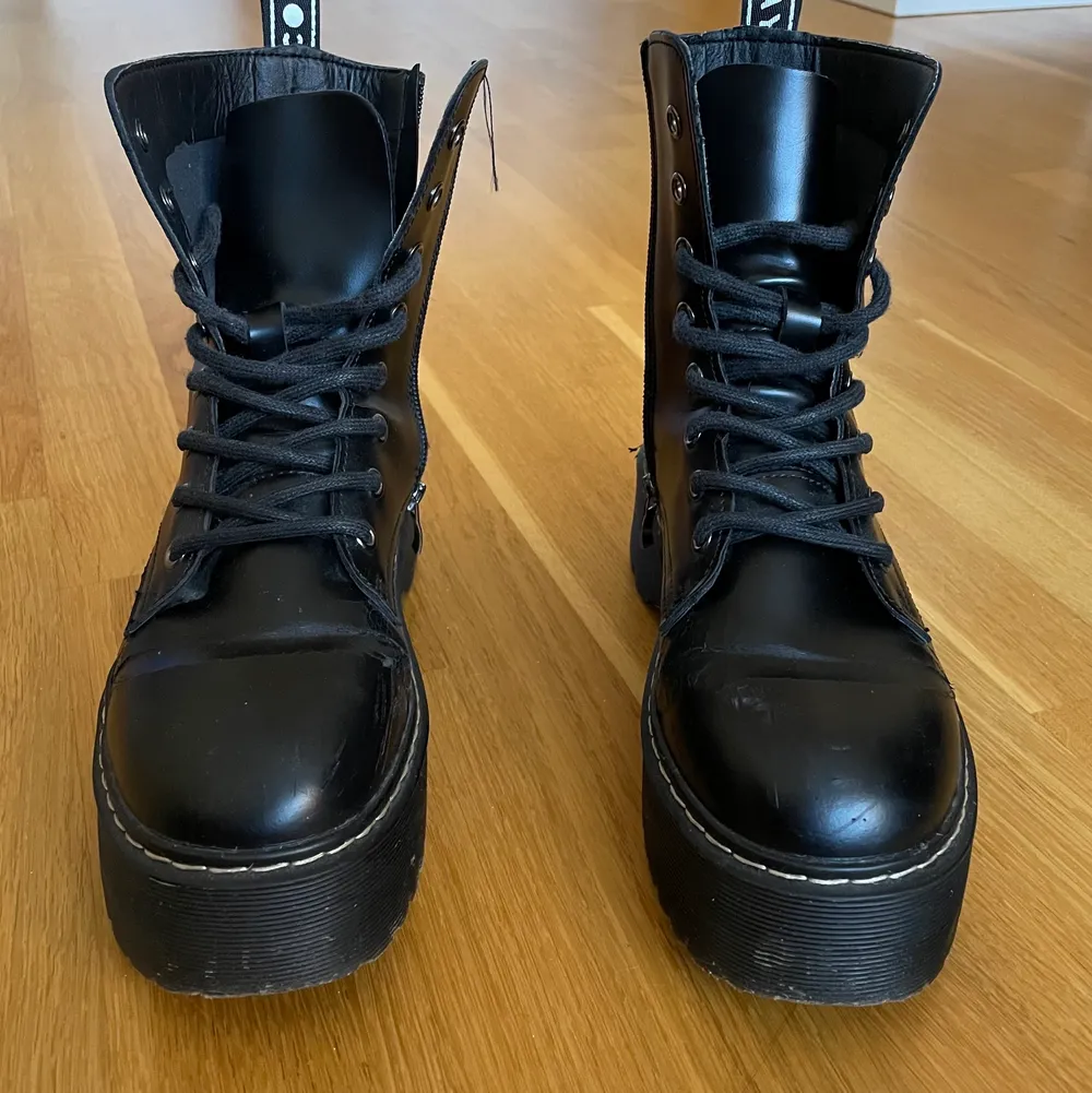 Svarta boots i faux läder från Cool way. Köparen står för frakten . Skor.