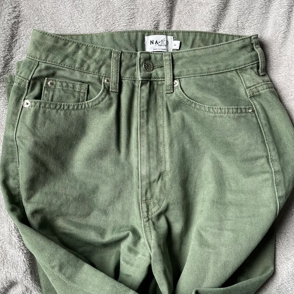 Gröna jeans från NA-KD. Köpta second hand men aldrig använda av mig då de va förstora. Skulle säga att de passar 34-36. Köpare står för frakt. . Jeans & Byxor.