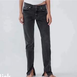 Perfekta lågmidjade jeans, svarta med slits! Strl 38 men passar även 34/36 om man vill ha dom mer oversize!