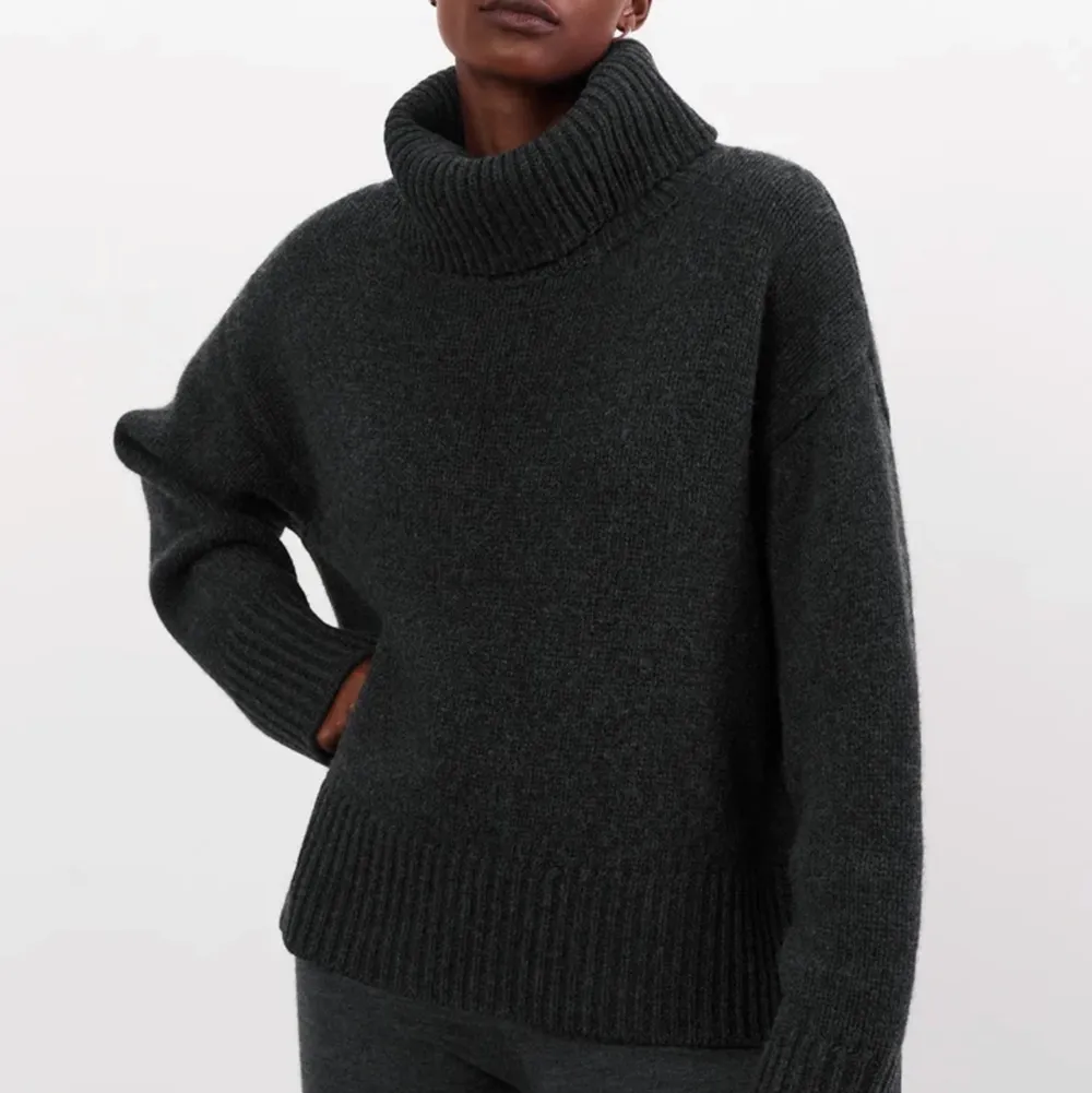 Säljer en superfin cashmere tröja från softgoat! Skriv för egna bilder. Nypris: 3195 kr. Stickat.