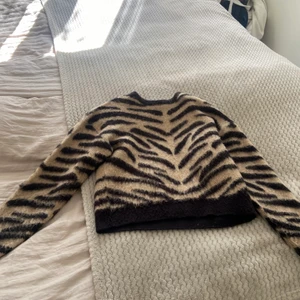 Tröja  - En NA-KD tröja jag har haft ganska länge inte kommit så mycket till användning, väldigt bra skick. Kontakta mig om du är intresserad ❤️