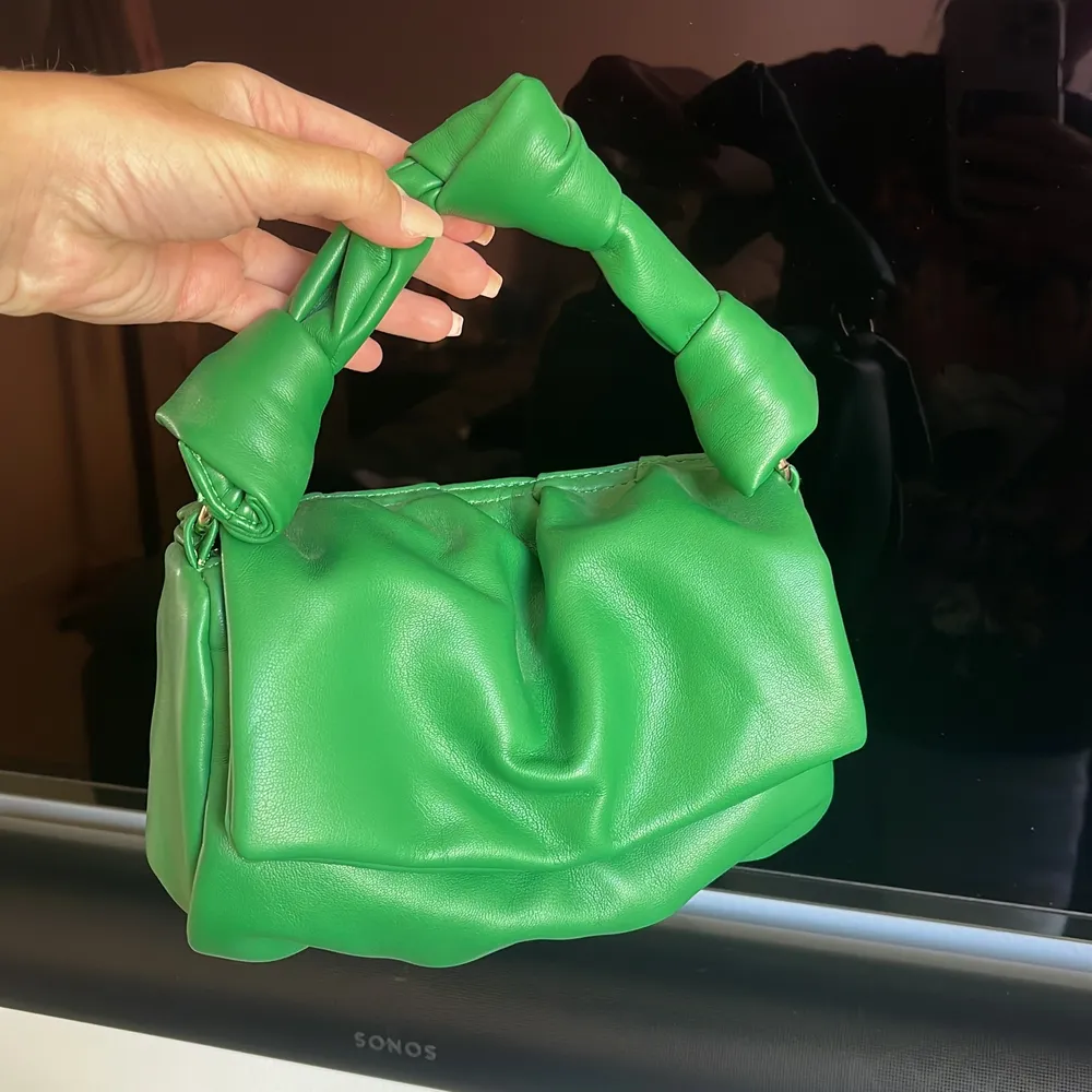 Grön väska från Zara, använd 1 gång så i toppskick. Perfekt för att liva upp vilken partyoutfit som helst. . Väskor.