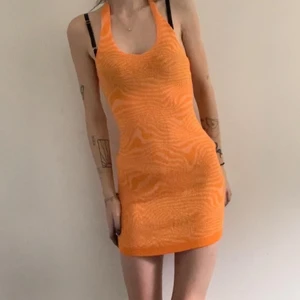 STICKAD ORANGE KLÄNNING - Supermysig och söt! 