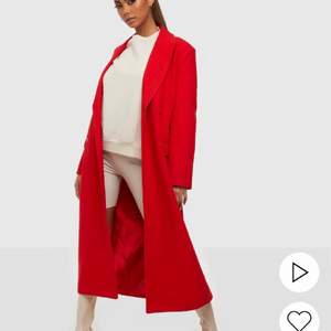 Säljer röd kappa från Nelly storlek 34 ❤️ Helt oanvänd! Säljer för 500 kr + frakt 