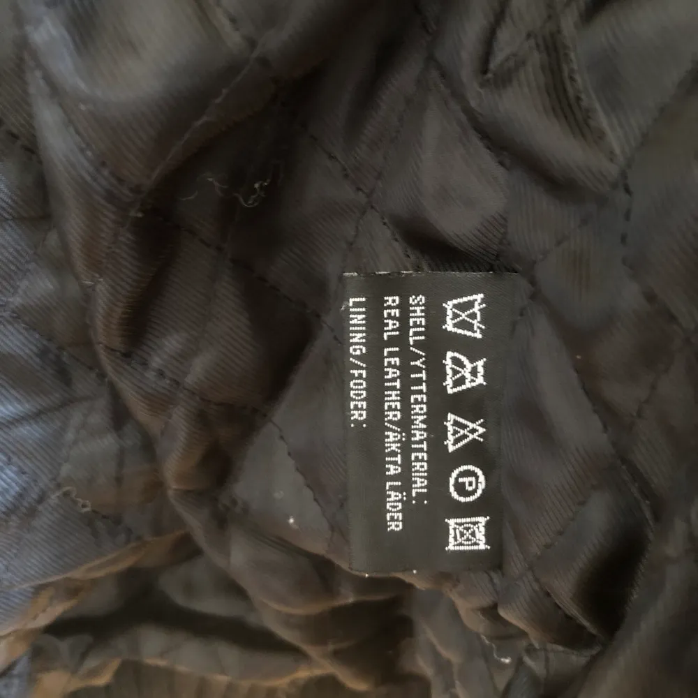 Äkta läder jacka i Str 52 M/L men passar s om man vill ha den oversized säljes för 350. Jackor.