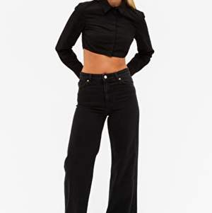 Ett par 70-talsinspirerade svarta jeans – höga i midjan, vida ben och klassisk non-stretch. I storlek 27 (ca 36). Sparsamt använda, säljer pga fel storlek. 