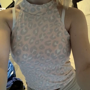 Leopard top - Jättefint leopard mönstrat linne i storlek S. Köparen står för frakt💕