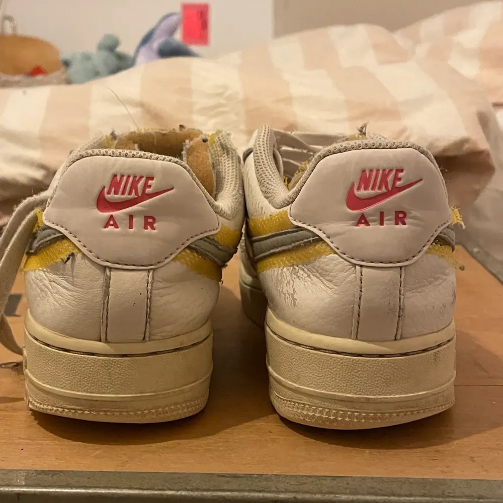 Unika Nike airforce i storlek 38‼️välanvända så tecken på användning finns, men fortfarande i bra kvalitet💗. Skor.