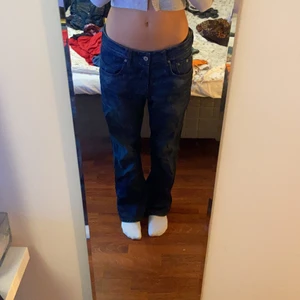 Lågmidjade jeans - Så fina lågmidjade jeans i mörkblå färg! Jag är 166cm