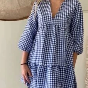 Klänning från zara - Skitsnygg slutsåld klänning från zara! Storlek XS men passar även mig som är S. (lånad första bild) 