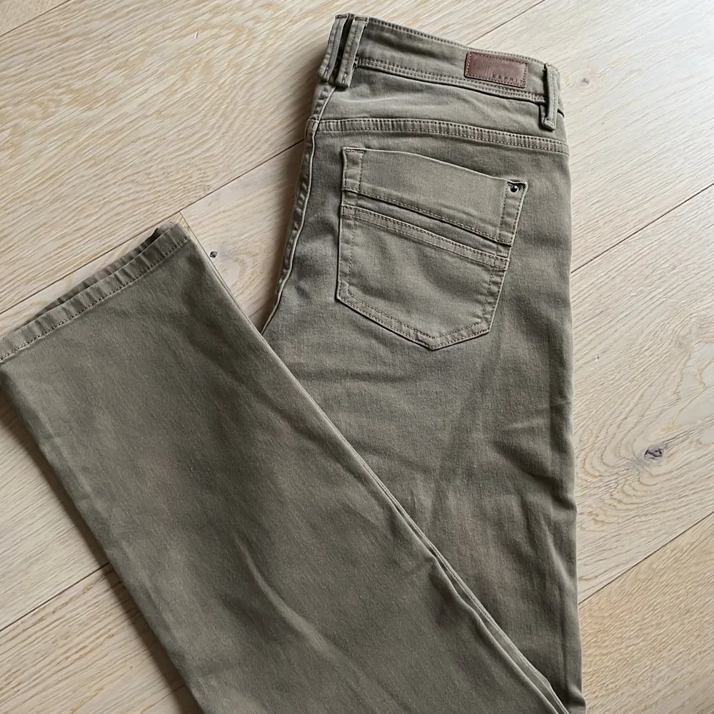Säljer dessa assnygga lågmidjade bruna Esprit jeans! Köparen står för frakt💖💖(midja: 70cm innerbenslängd: 77cm). Jeans & Byxor.