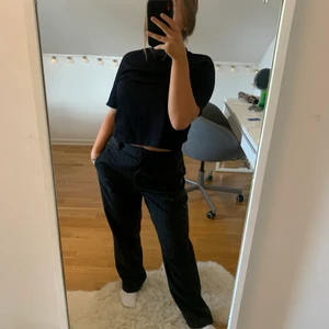 Randiga kostymbyxor  - Snygga randiga kostymbyxor! Lite baggy kostymbyxor med ränder, kommer tyvärr inte till användning längre. Betalning via swish, frakt betalas av köparen. Upphämtning i närheten av Linköping funkar också💕